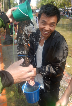 songkran-anorak-jacket-black-wet-pouring-water.250x365
